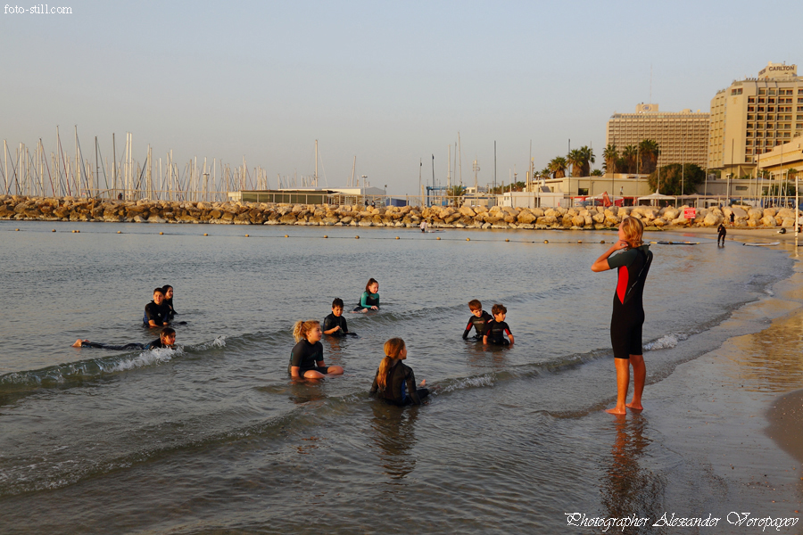 Детская школа серфинга на пляже Тель-Авив