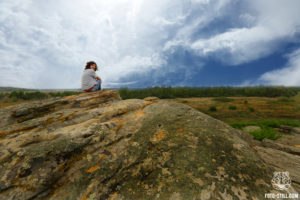 Каменная могила, фото, запорожье, мелитополь, место силы, красивая девушка сидит на камне,
